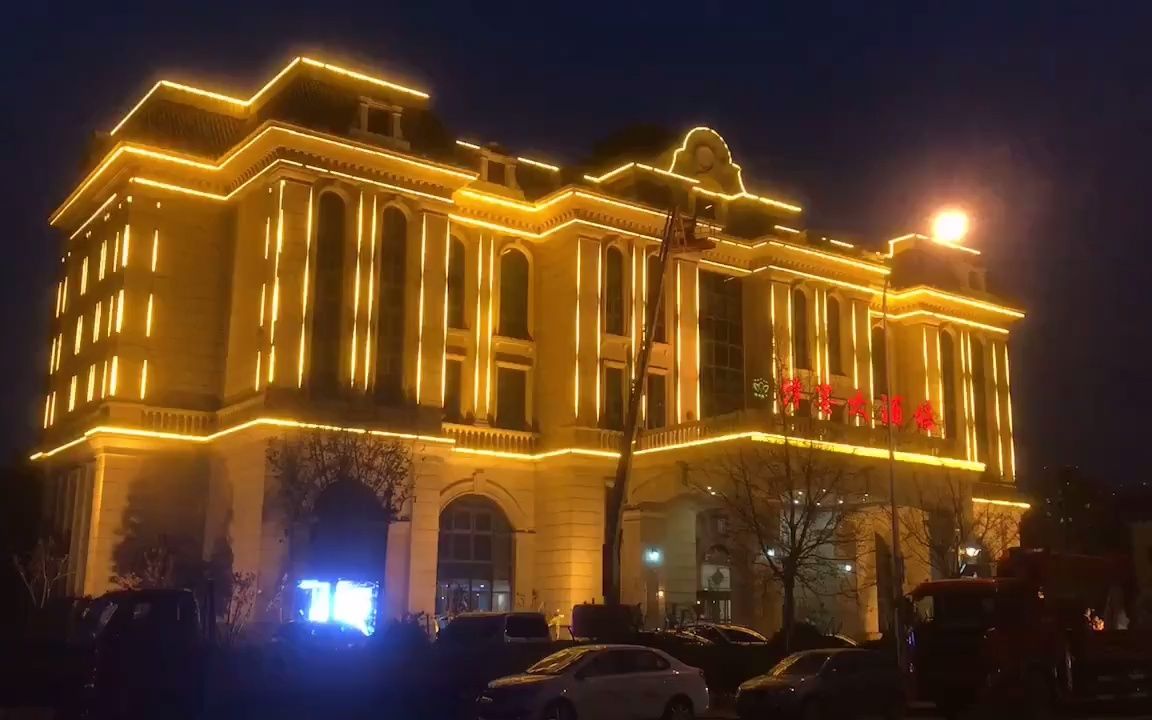 樓體亮化新美學(xué) 金黃光麥爵士與Madrix幻彩像素?zé)魲l燈帶的智能融合